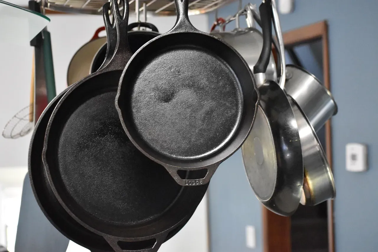 2. Season Your Cast Iron Skillet and Treat It Like an Heirloom (Image Credits: Pixabay)