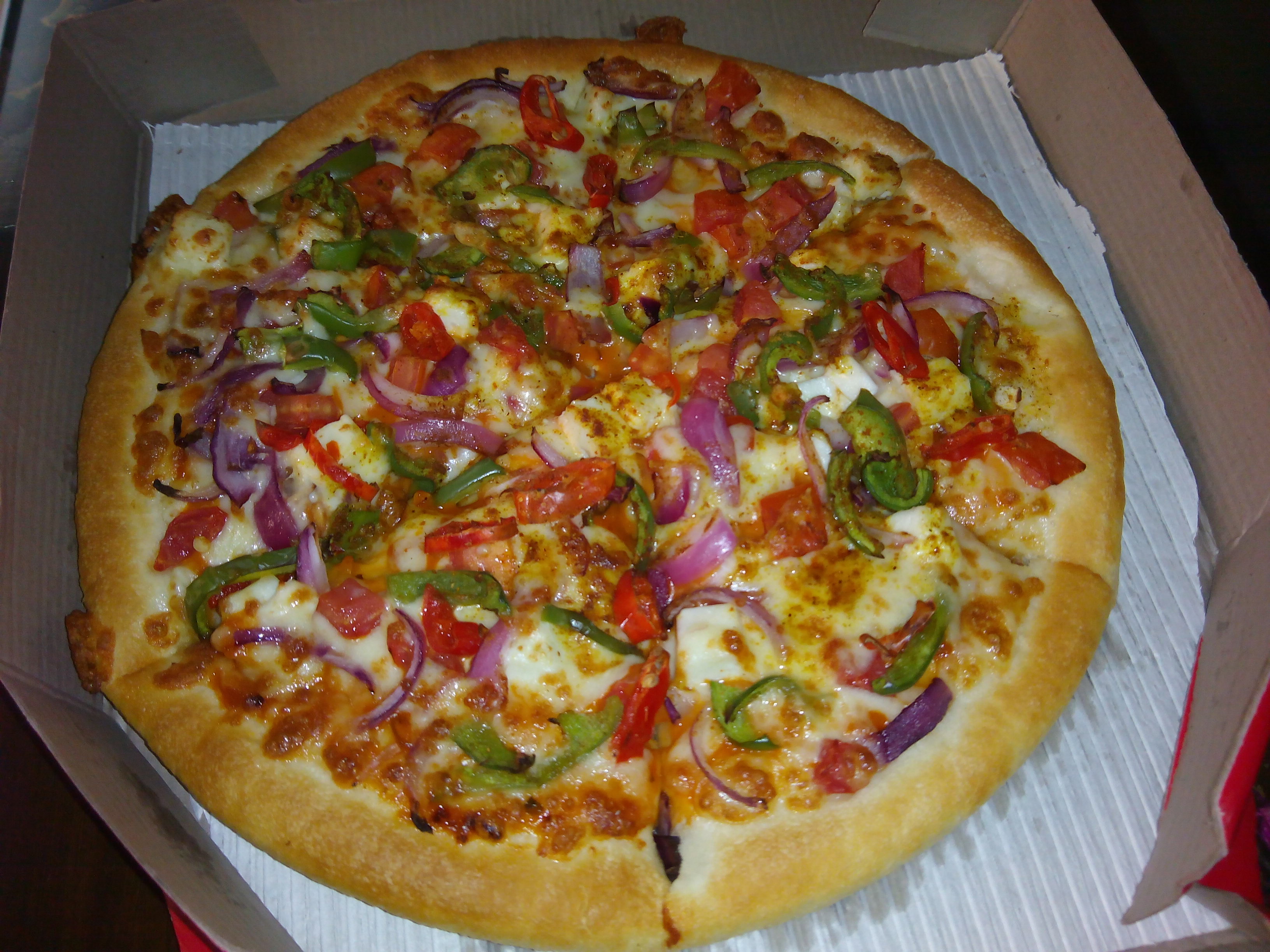 Tandoori Chicken Pizza: Indian Flavors on a Classic Base (image credits: wikimedia)