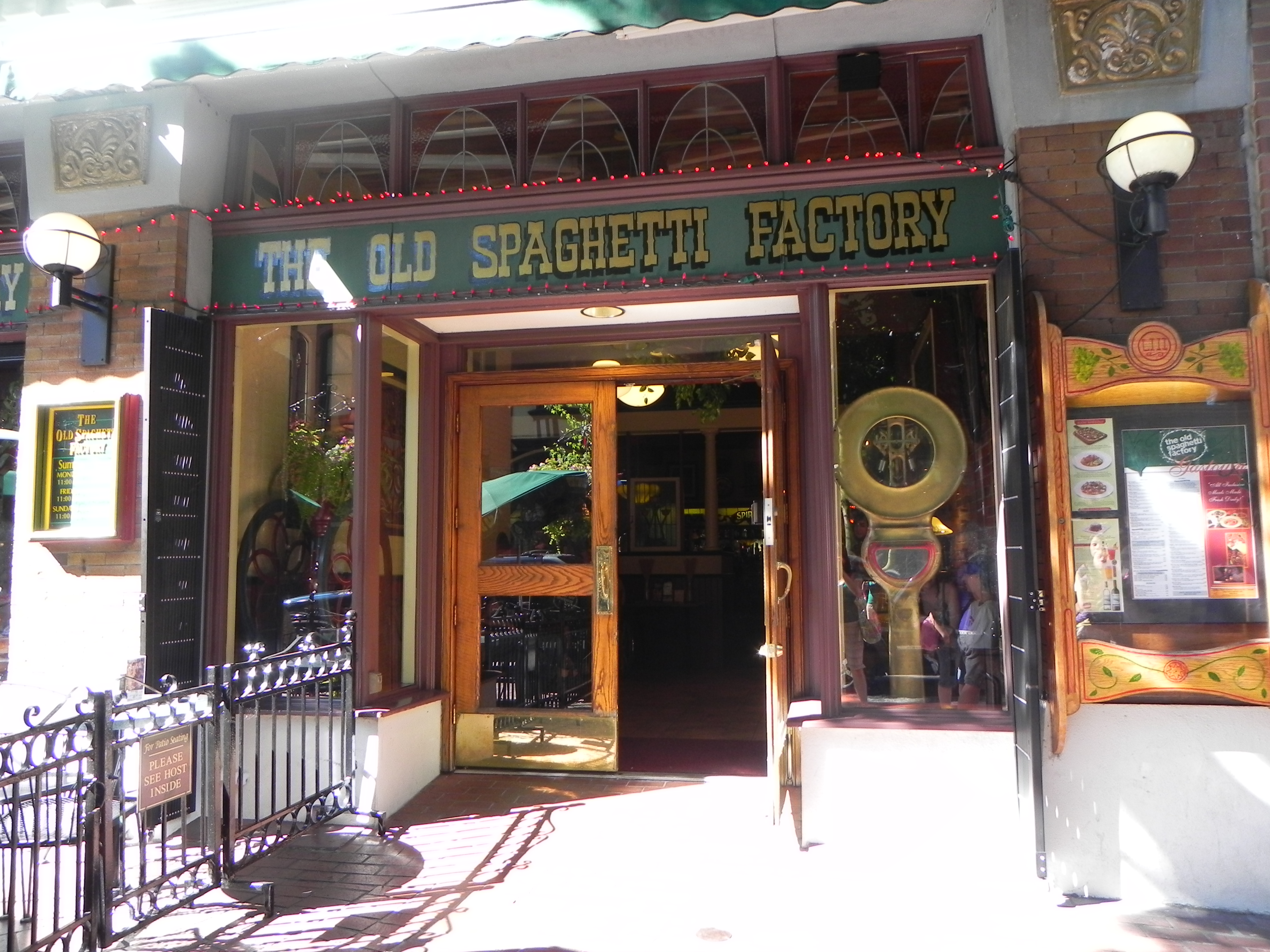 The Old Spaghetti Factory: Nostalgic Dining with Vintage Charm (image credits: By Mariana Rentería, CC BY-SA 3.0, https://commons.wikimedia.org/w/index.php?curid=30989647)