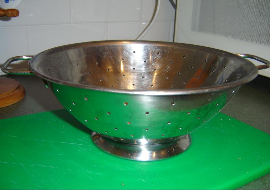 9. Rinsing Pasta After Draining (image credits: wikimedia)