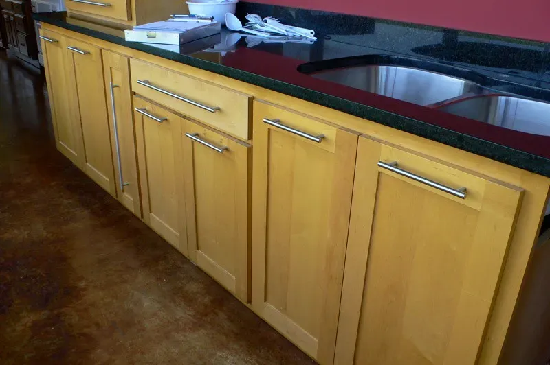 Cool Gray Cabinets Without Warmth (Image Credits: Flickr)