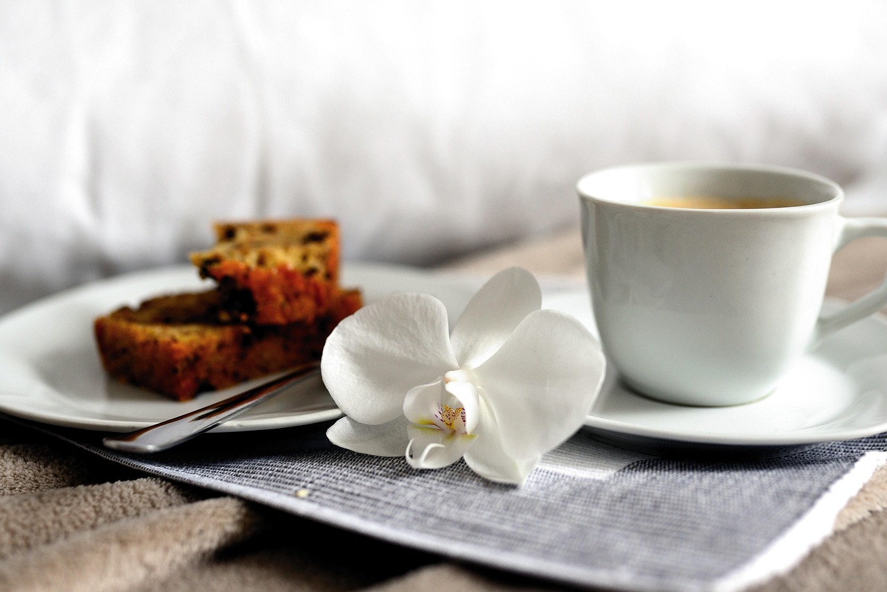 Eating Too Late (image credits: pixabay)