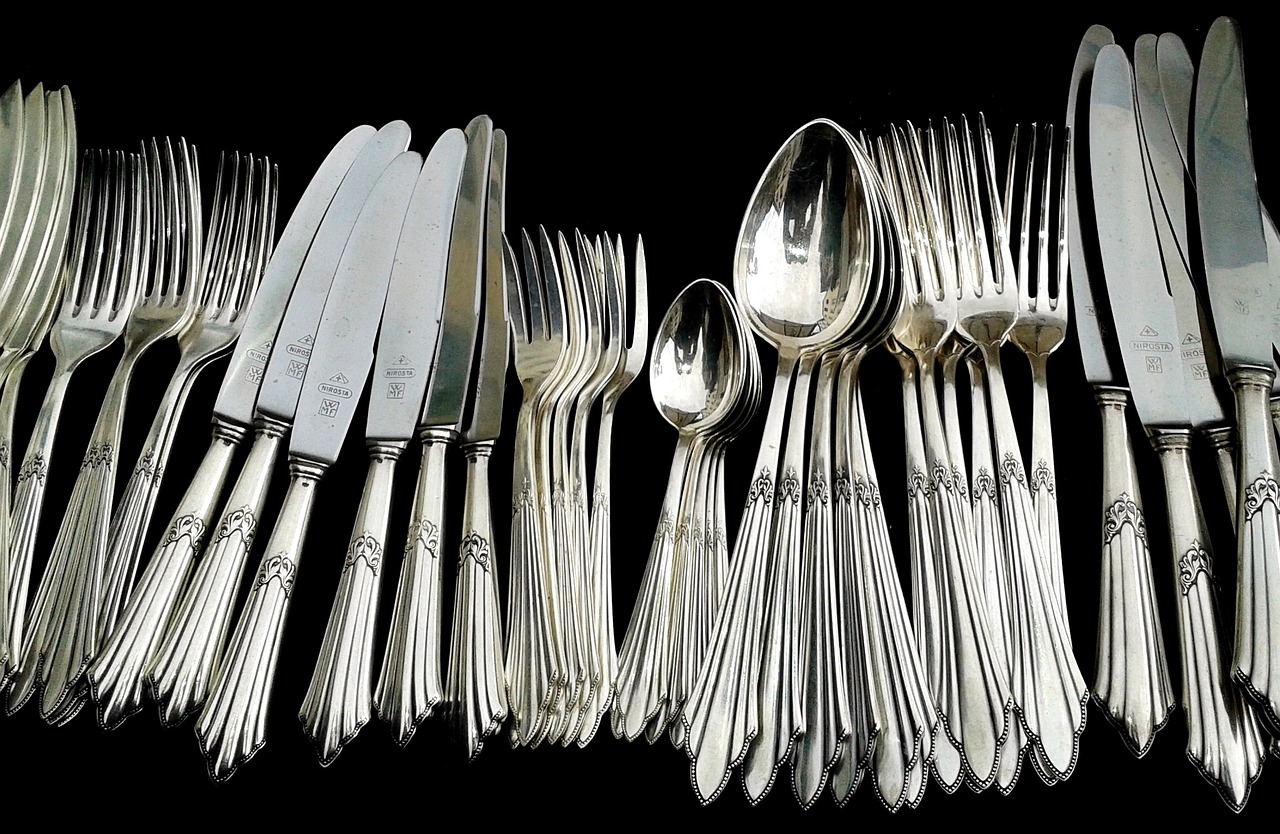 Using Metal Utensils (image credits: pixabay)
