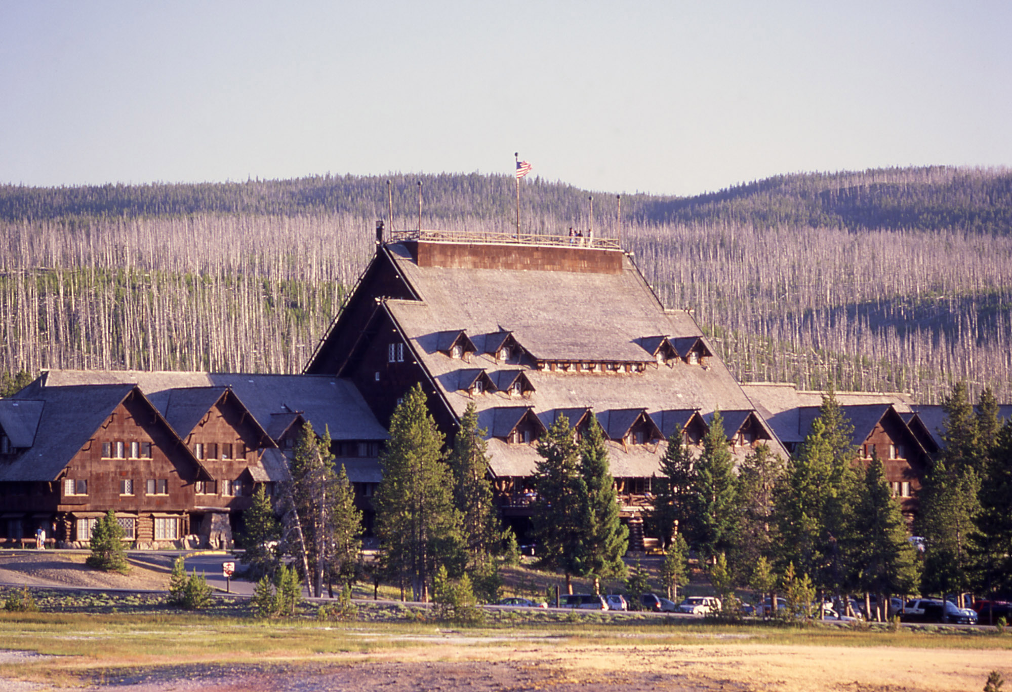 Yellowstone's Old Faithful Lodge Traditions (Image Credits: Wikimedia)