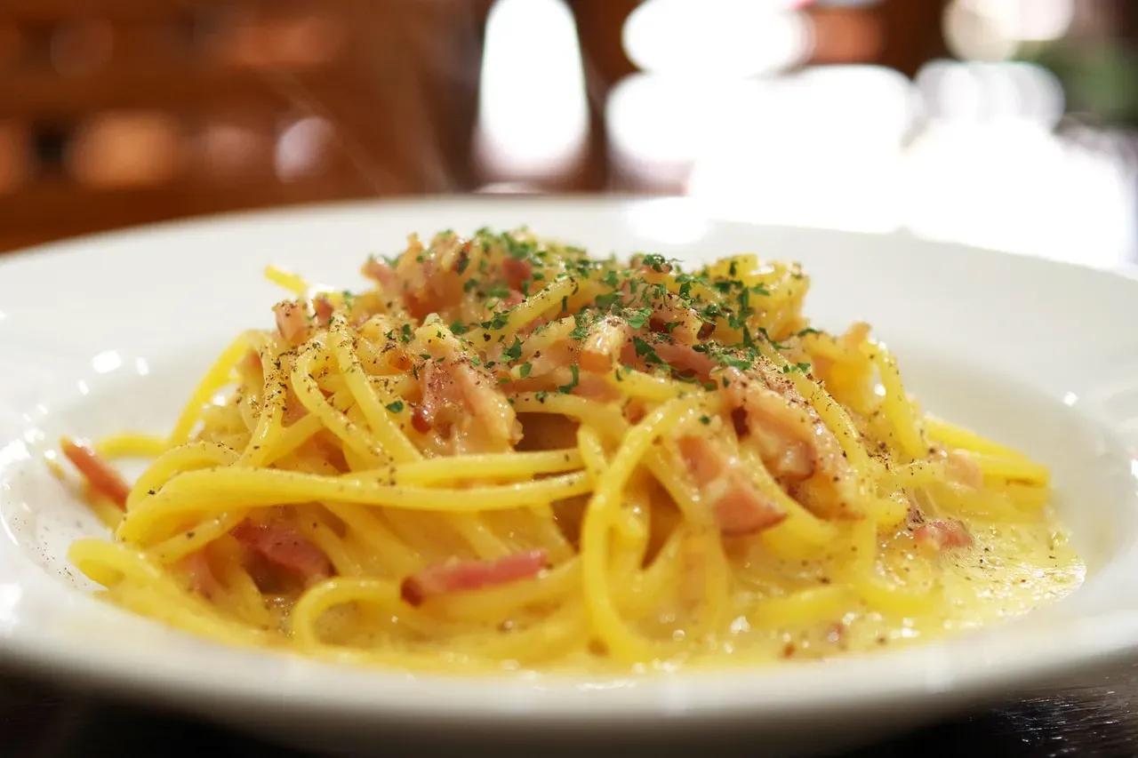 Carbonara with a Raw Egg on Top (Image Credits: Pixabay)
