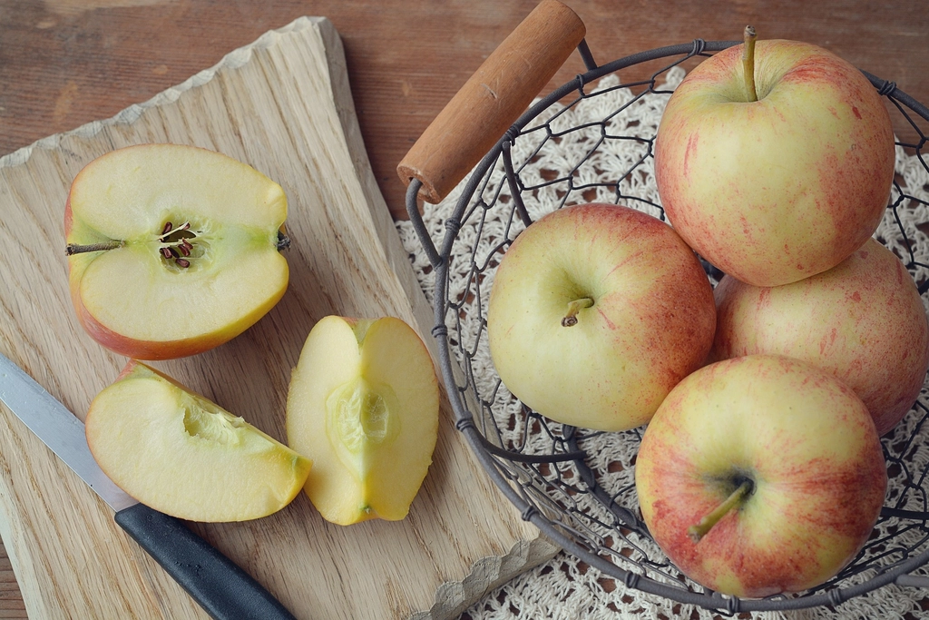 Apples: Not as Innocent as They Seem (image credits: rawpixel)