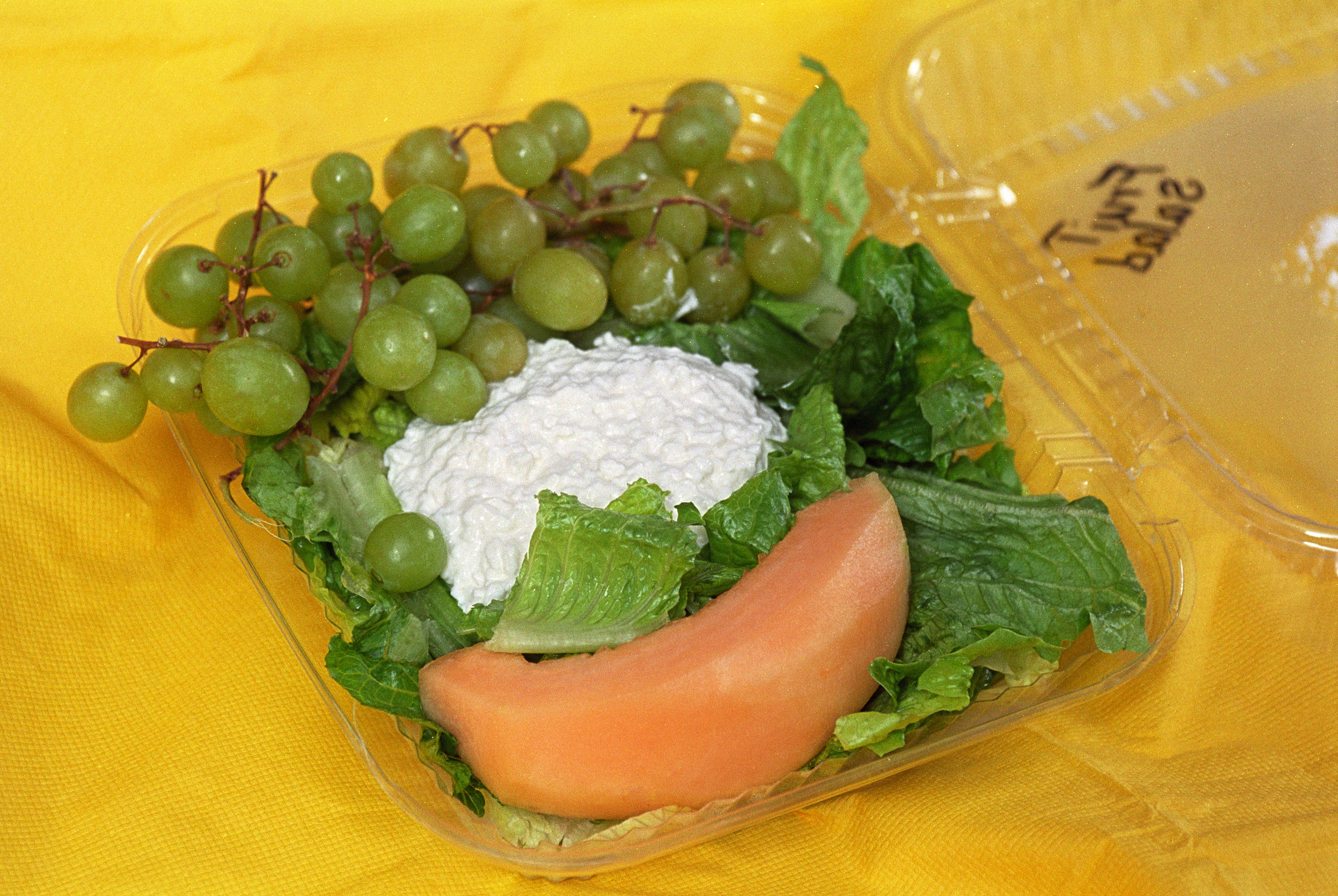 Cottage Cheese with Pineapple or Peaches: Protein and Natural Sweetness (image credits: wikimedia)