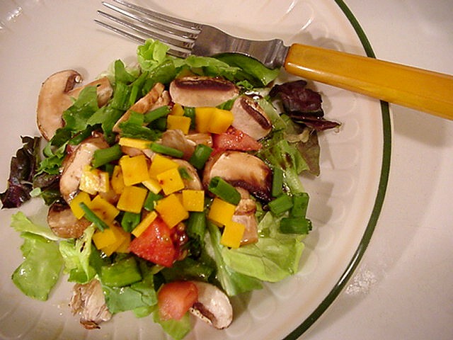 Thai Mango Salad Bowl: Sweet, Tangy, and Spicy (image credits: wikimedia)