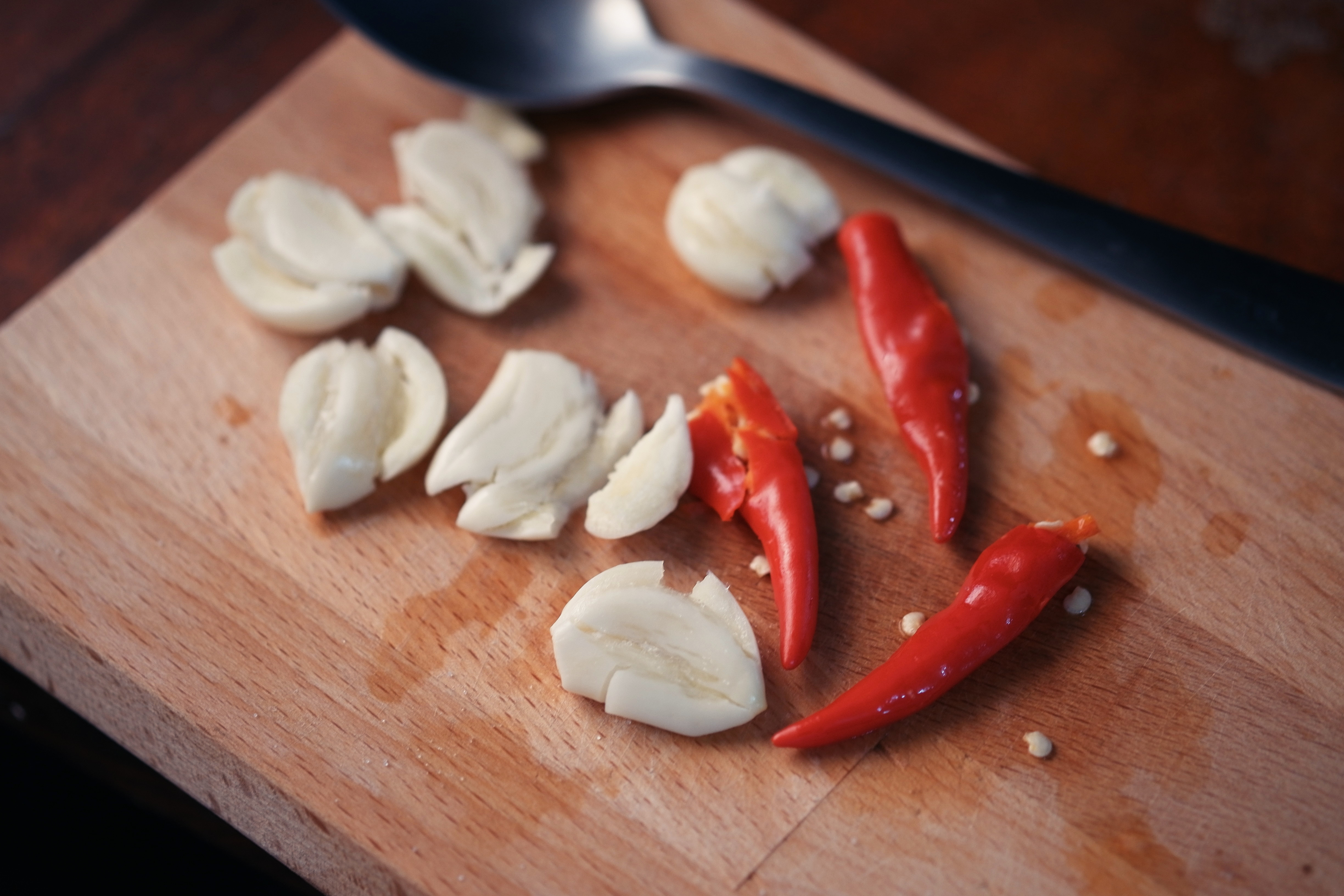 Not Letting Garlic Rest After Cutting (image credits: wikimedia)