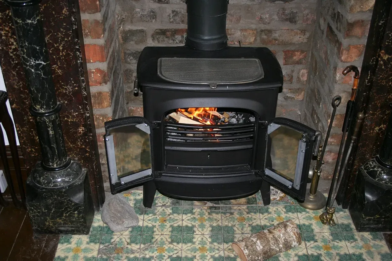 Victorian Parlor Stoves With Ornate Designs (Image Credits: Pixabay)