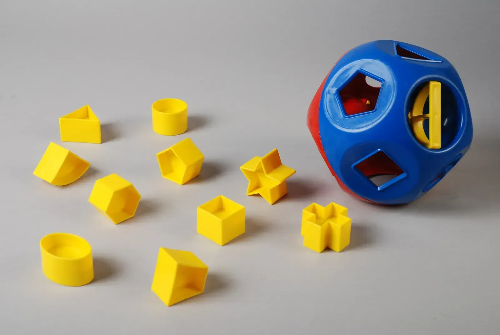 6. The Tuppertoys Shape-O-Ball: The Toy Nobody Knew Was Collectible (Image Credits: By Tupperware Ltd., CC BY-SA 3.0)