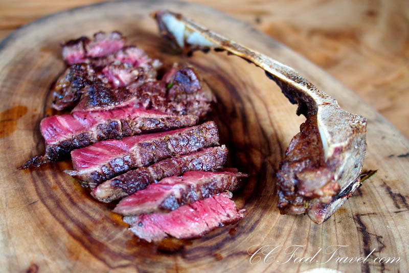 Most Steakhouses Use Choice Grade Beef, Not Prime (Image Credits: Flickr)