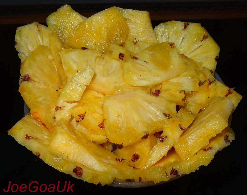 Pineapple: Tropical Temptation with High Sugar Content (image credits: flickr)