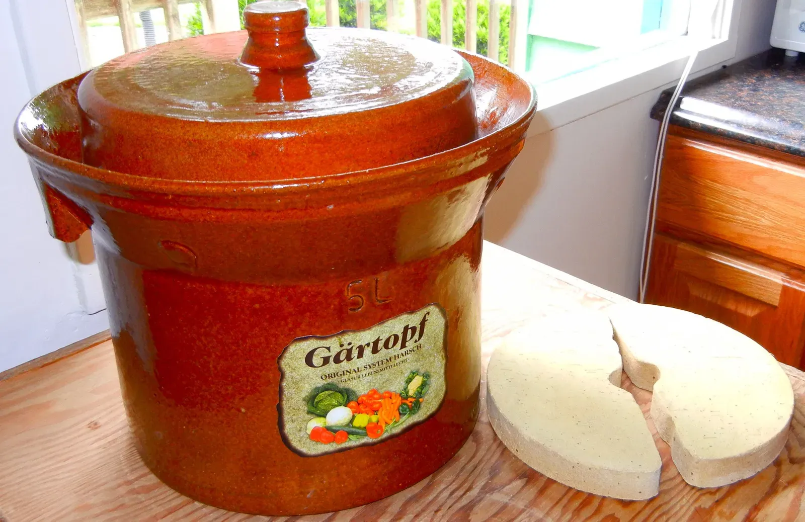 The Fermentation Crock: A Forgotten Workhorse for Gut Health (Image Credits: Wikimedia)