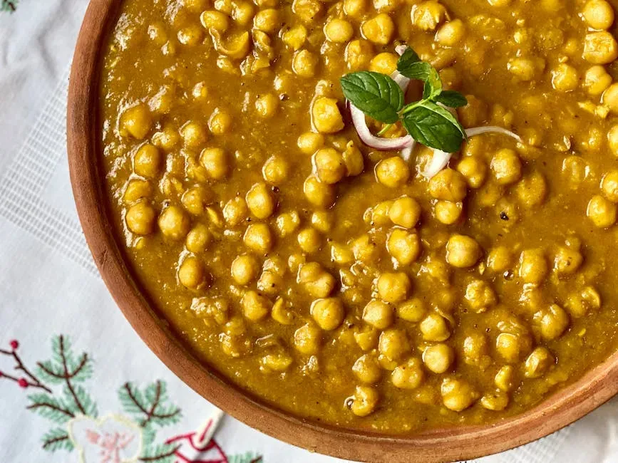 3. Chickpea Curry over Rice (Image Credits: Pexels)