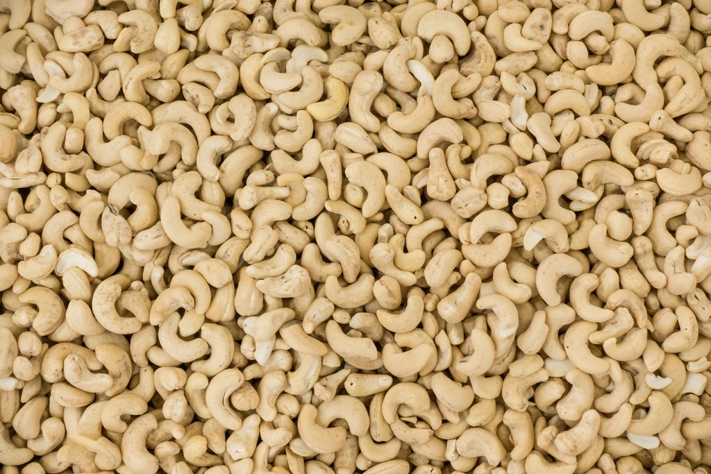 2. Cashews: Creamy and Nutrient-Dense (image credits: rawpixel)