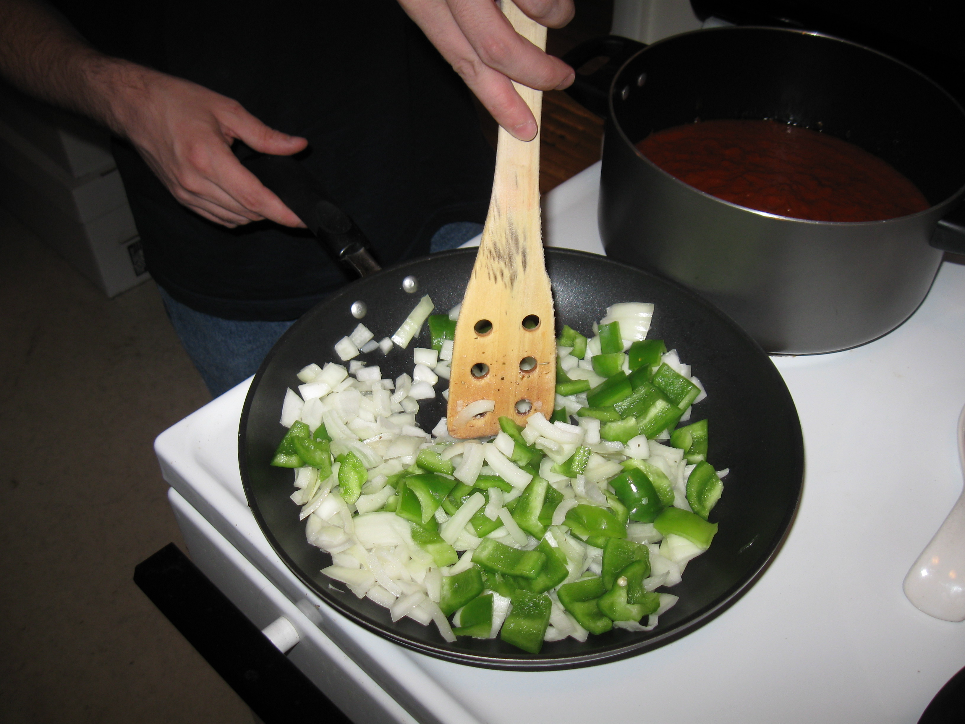 Wet Sauté vs. Traditional Sauté: A Clear Difference (image credits: wikimedia)