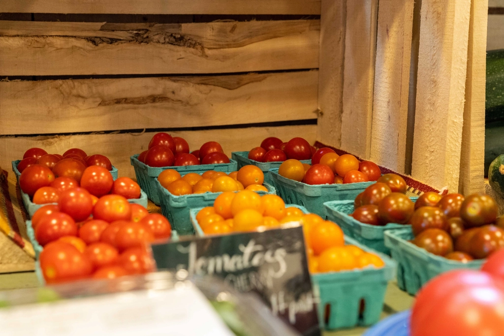 Local Sourcing Networks Strengthening Communities (Image Credits: Rawpixel)