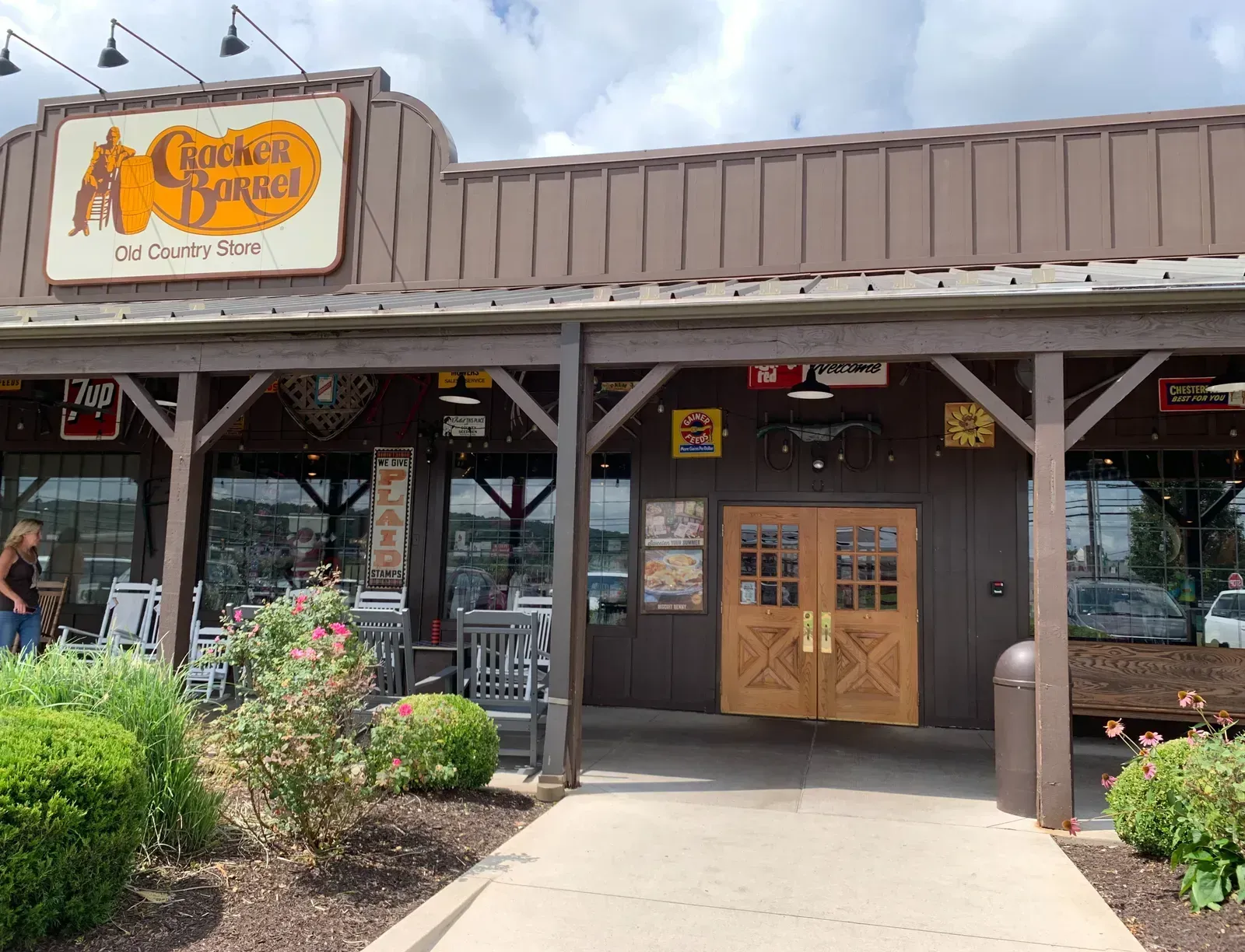 9. Cracker Barrel: Selling Nostalgia on an Empty Plate (Image Credits: Wikimedia)