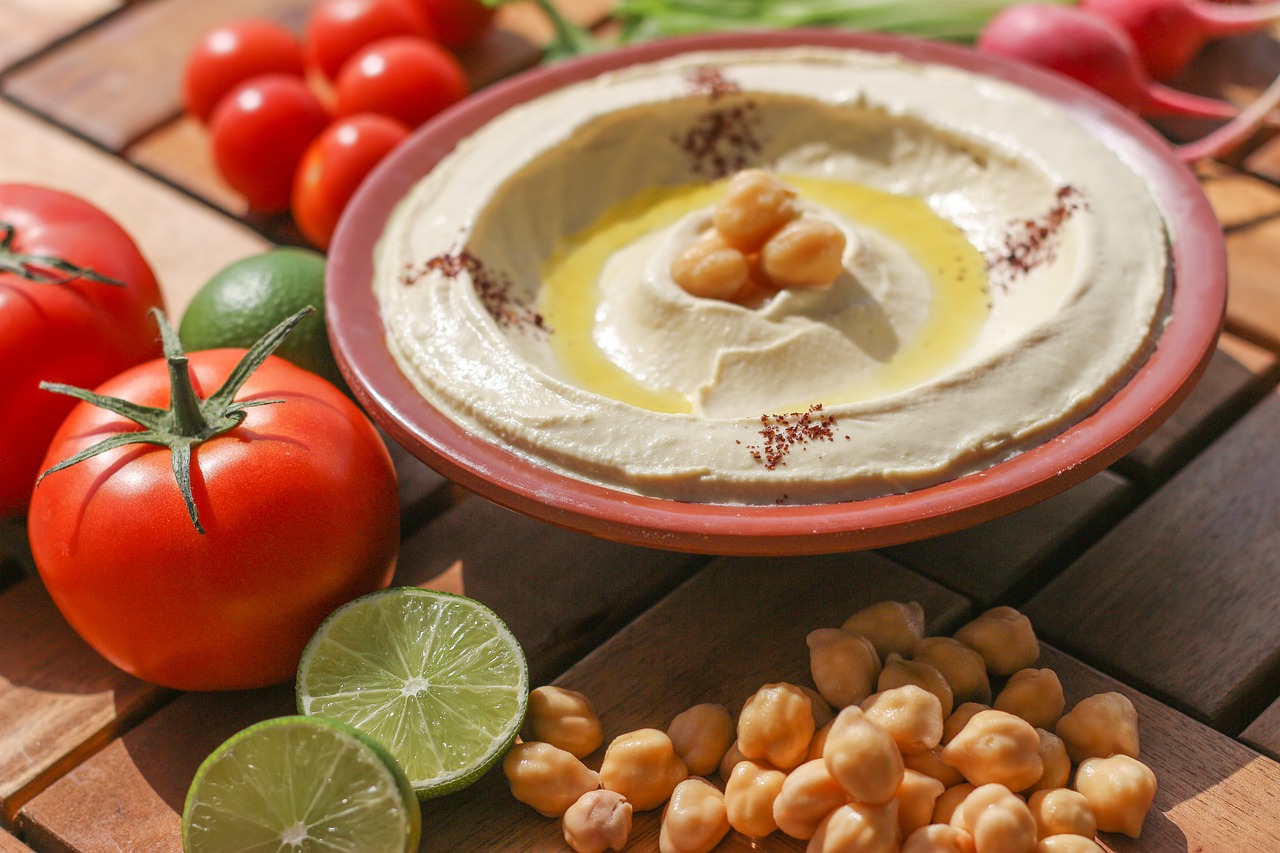 2. Hummus and Veggies (image credits: pixabay)