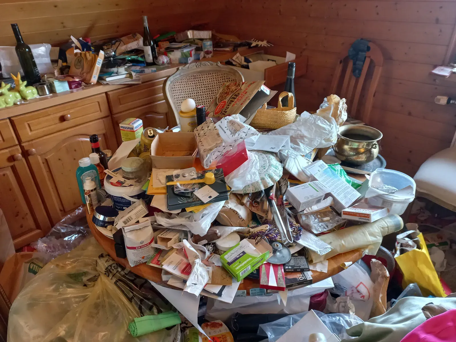 The Clutter–Fall Connection Nobody Talks About Enough (By Asurnipal, CC BY-SA 4.0)