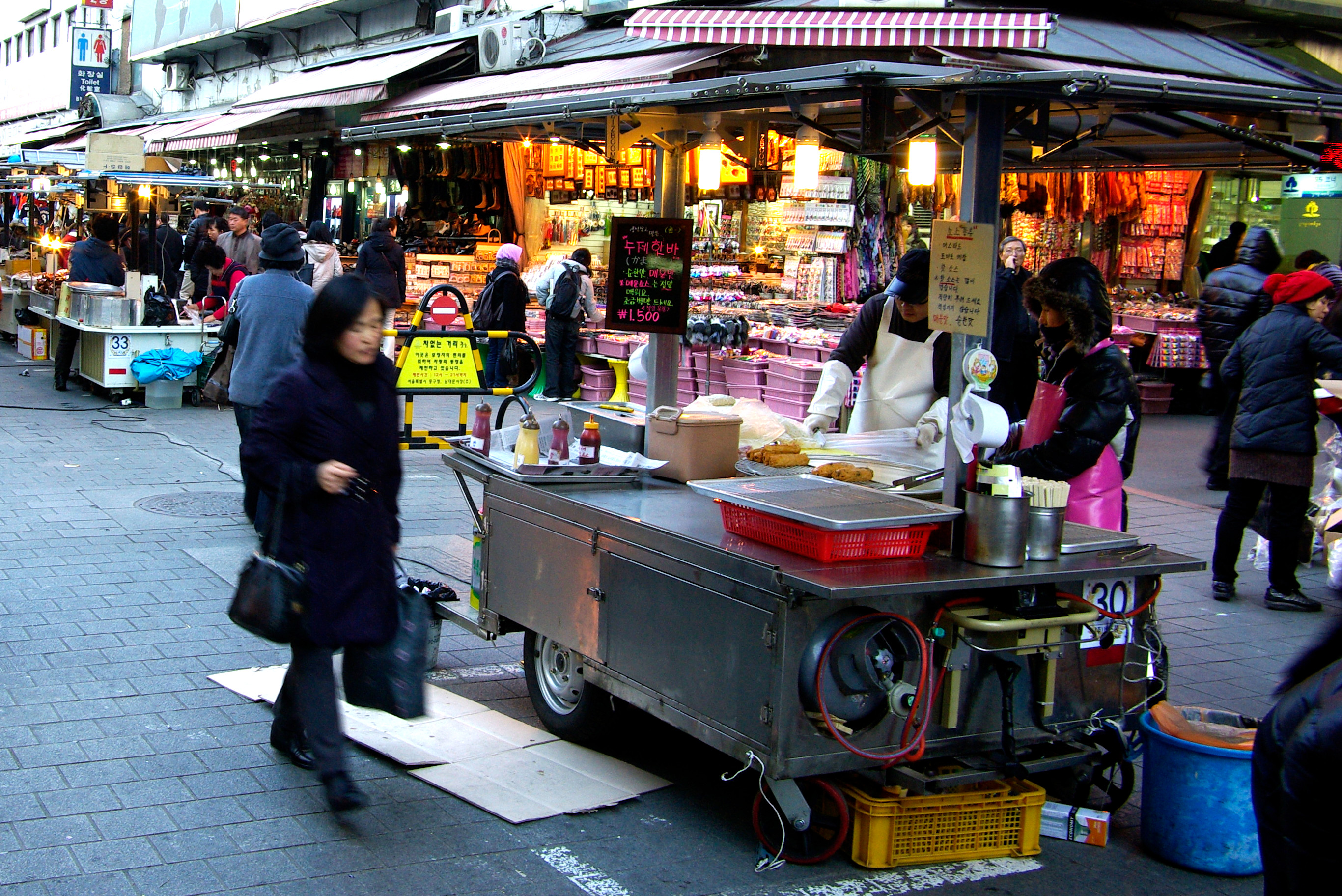 Seoul’s Vibrant Food Streets: Where Flavor and Fame Collide (image credits: wikimedia)