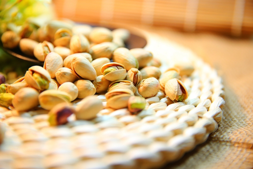 Pistachios: The Snack That Supports Your Arteries (image credits: rawpixel)
