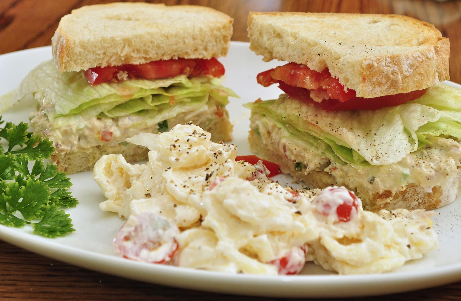 Tuna and White Bean Salad (image credits: wikimedia)