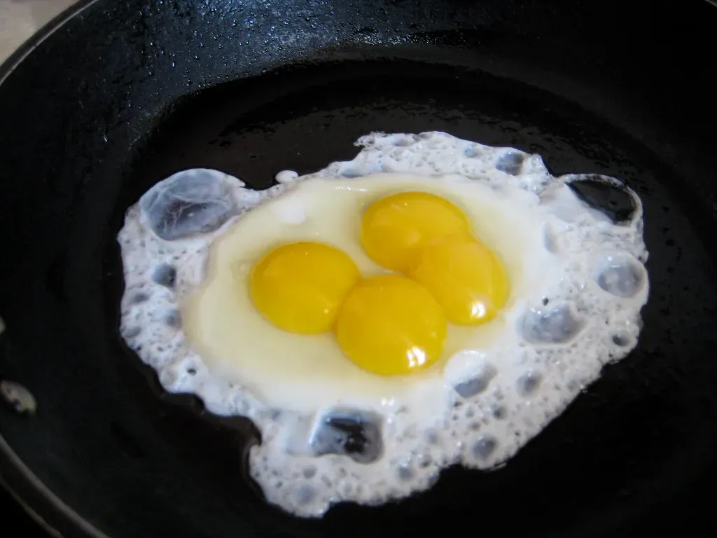 5. The Egg-Based Skillet Dinner That Saves Busy Weeknights (Image Credits: Flickr)