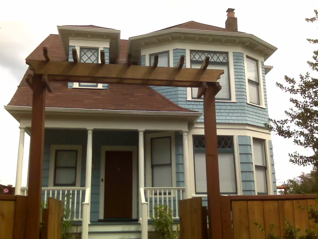 What a Fresh Coat of Paint on the Right Spots Tells a Landscaper (ddaarryynn, Flickr, CC BY 2.0)