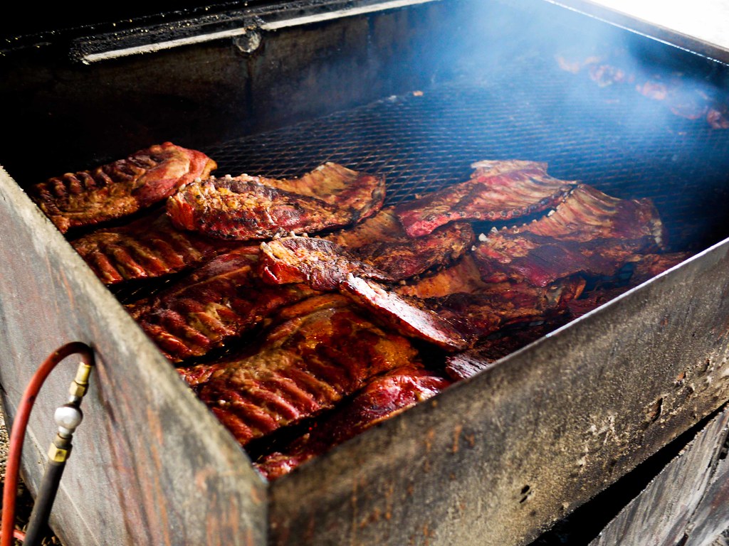 Rudy's Country Store and Bar-B-Q: Texas Gas Station Tradition (image credits: flickr)