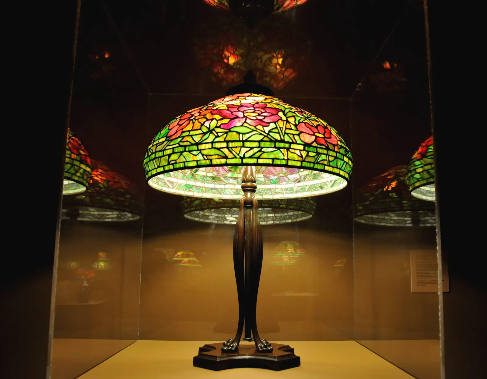 Stained Glass Lamps That Set the Mood (Image Credits: Wikimedia)