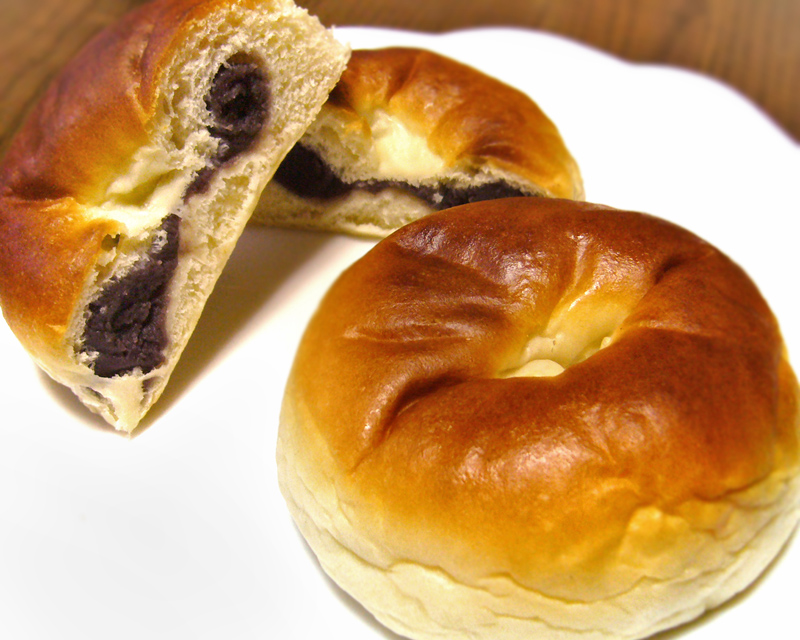 Japanese Anpan: Sweet Red Bean Buns (image credits: wikimedia)