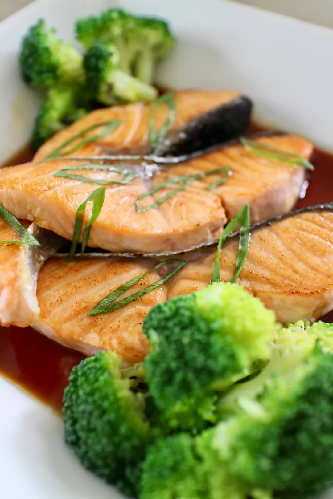 3. Sheet Pan Salmon with Broccoli and Lemon (Image Credits: Unsplash)