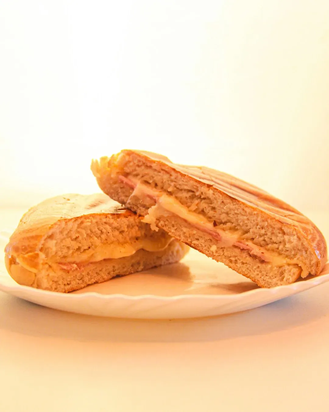 Peanut Butter and Pickle Sandwiches: An Unexpected Energy Source (Image Credits: Unsplash)