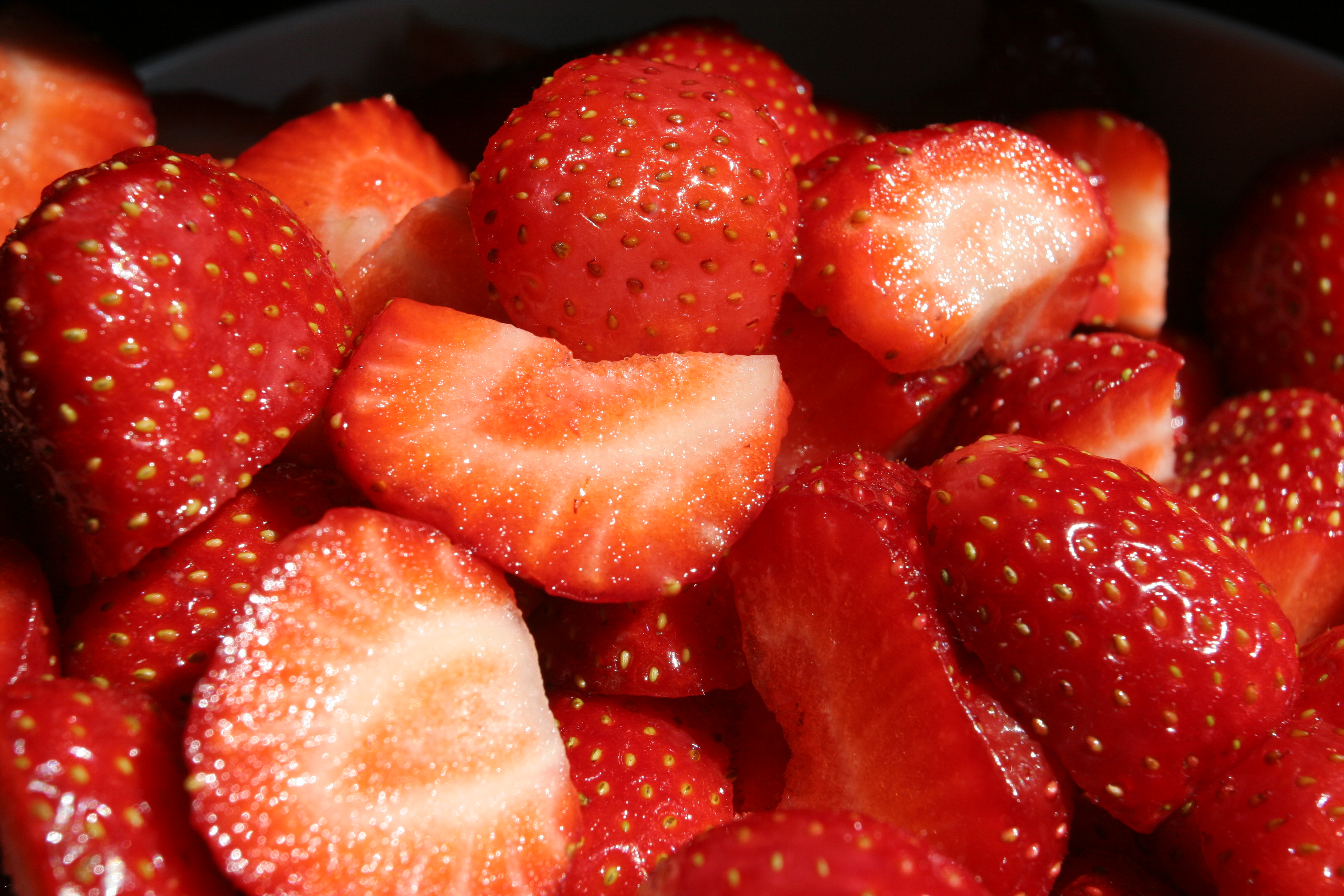 Strawberries: The Sweet, Low-Calorie Favorite (image credits: wikimedia)
