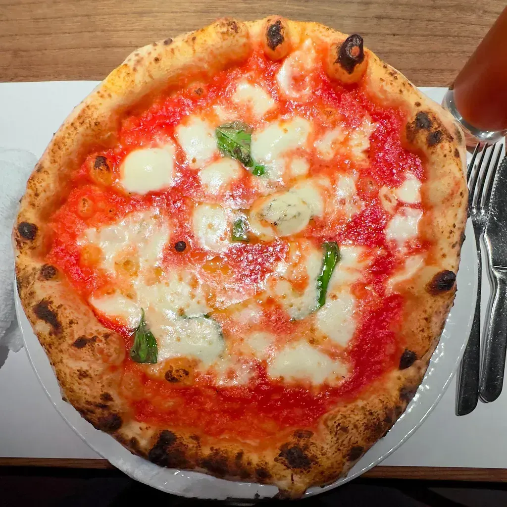 3. Newman’s Own Thin & Crispy Margherita: Simple, Charred, and Surprisingly Refined (Image Credits: Flickr)