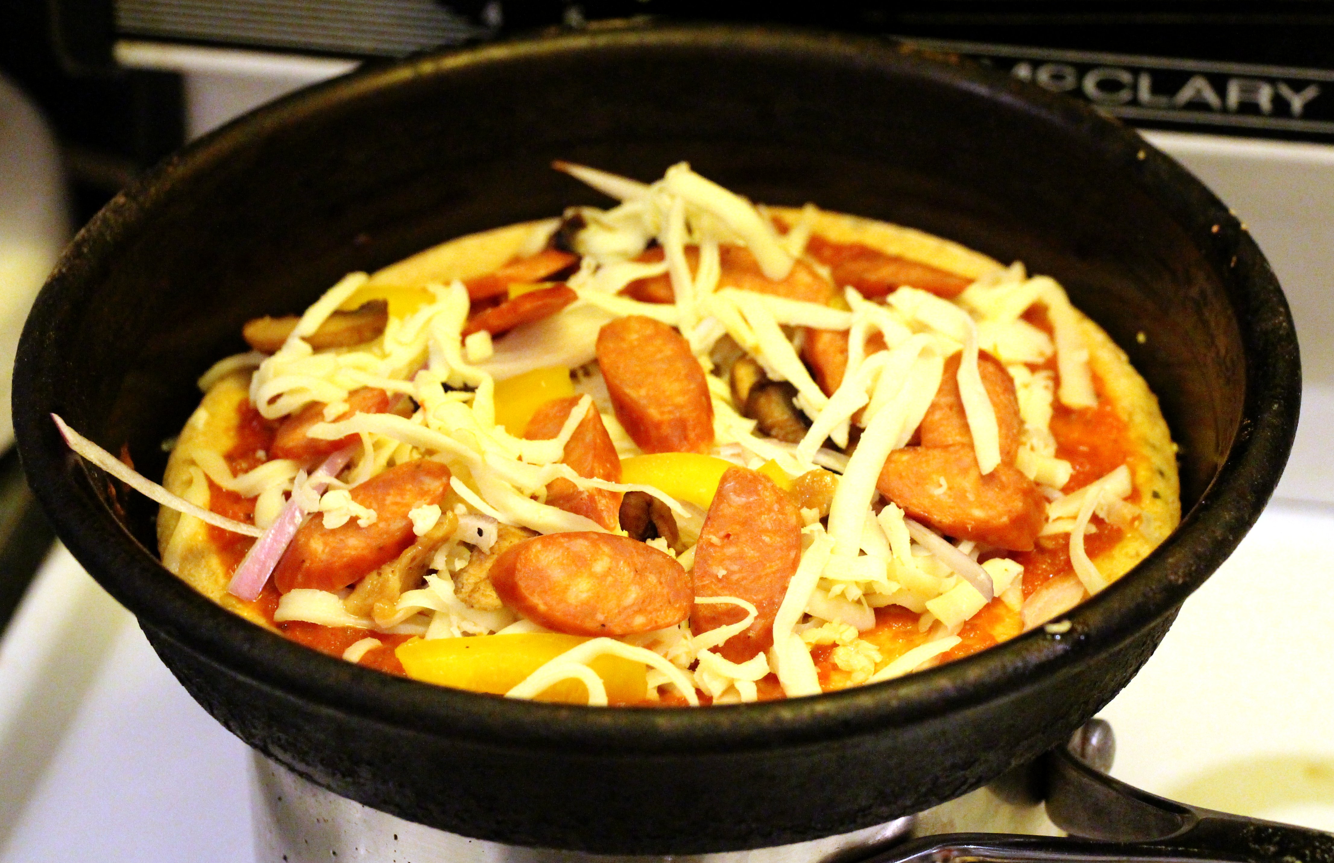 Cast Iron Advantages - Superior Heat Distribution (image credits: By Michael J. Bennett, CC BY-SA 3.0, https://commons.wikimedia.org/w/index.php?curid=25829351)