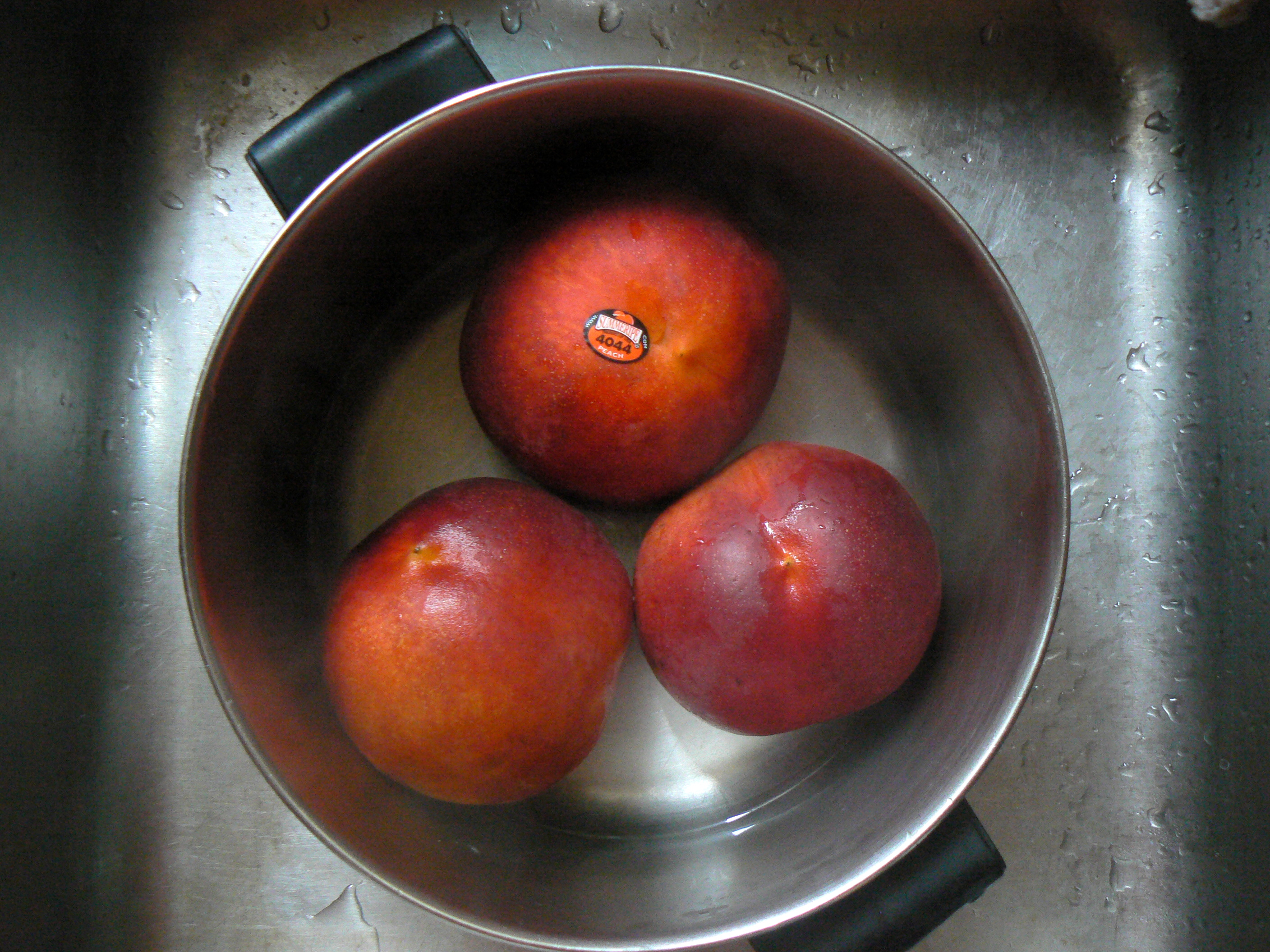 Pre-Cook Your Fruit for Maximum Impact (image credits: originally posted to Flickr as California peaches, CC BY 2.0, https://commons.wikimedia.org/w/index.php?curid=4682998)
