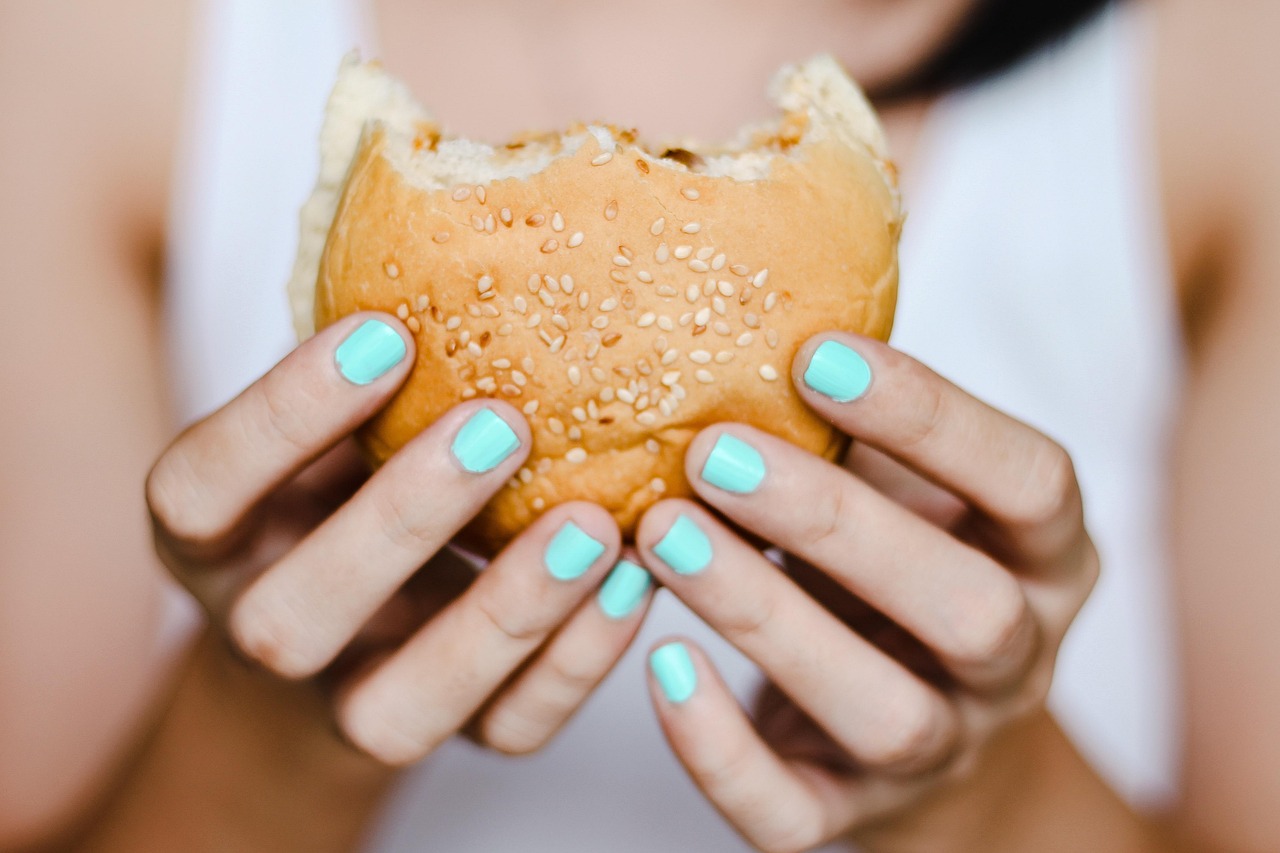 Foods That Fan the Flames: What to Avoid (image credits: pixabay)