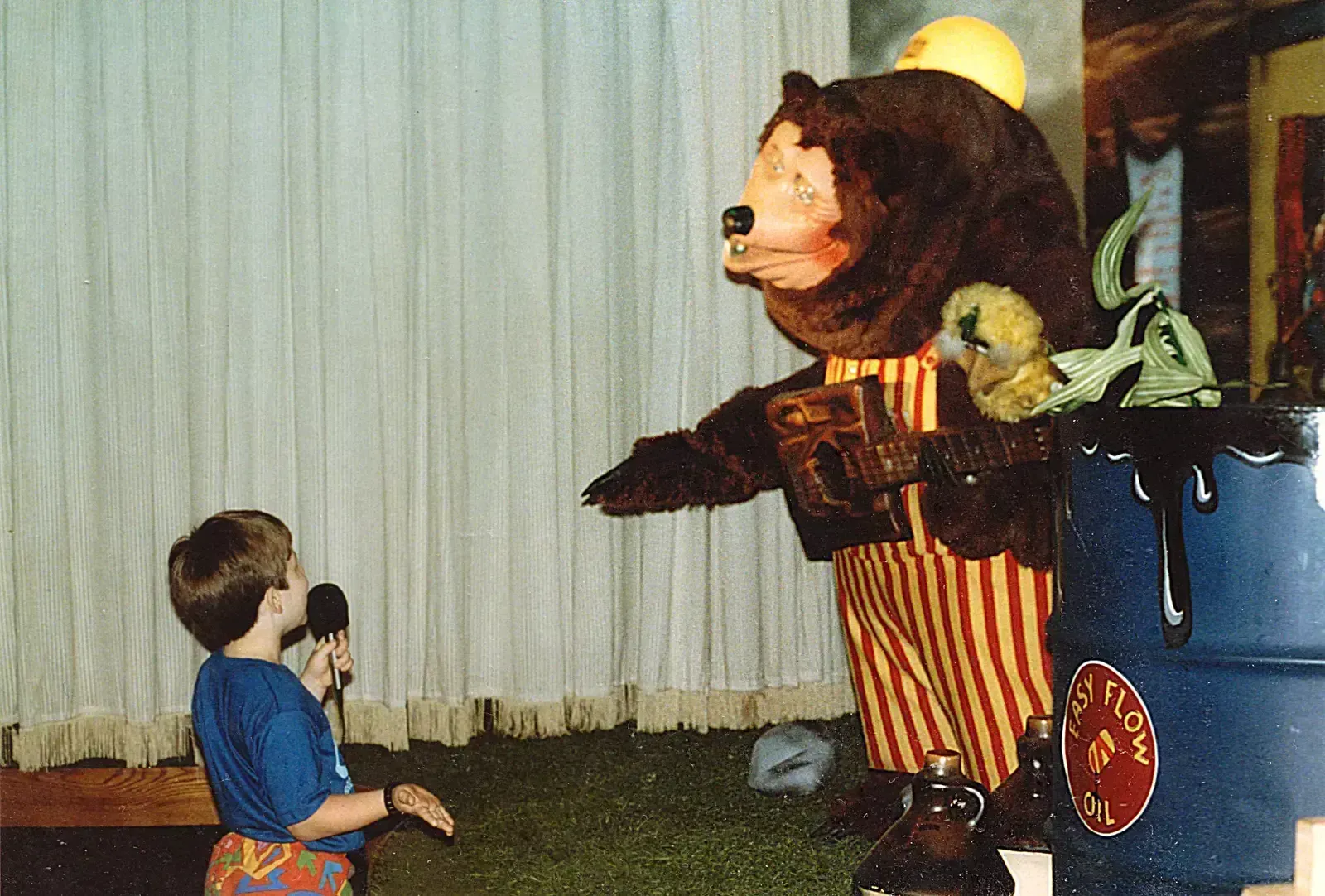 ShowBiz Pizza Place Had Animatronic Animals That Terrified and Delighted (Image Credits: Wikimedia)