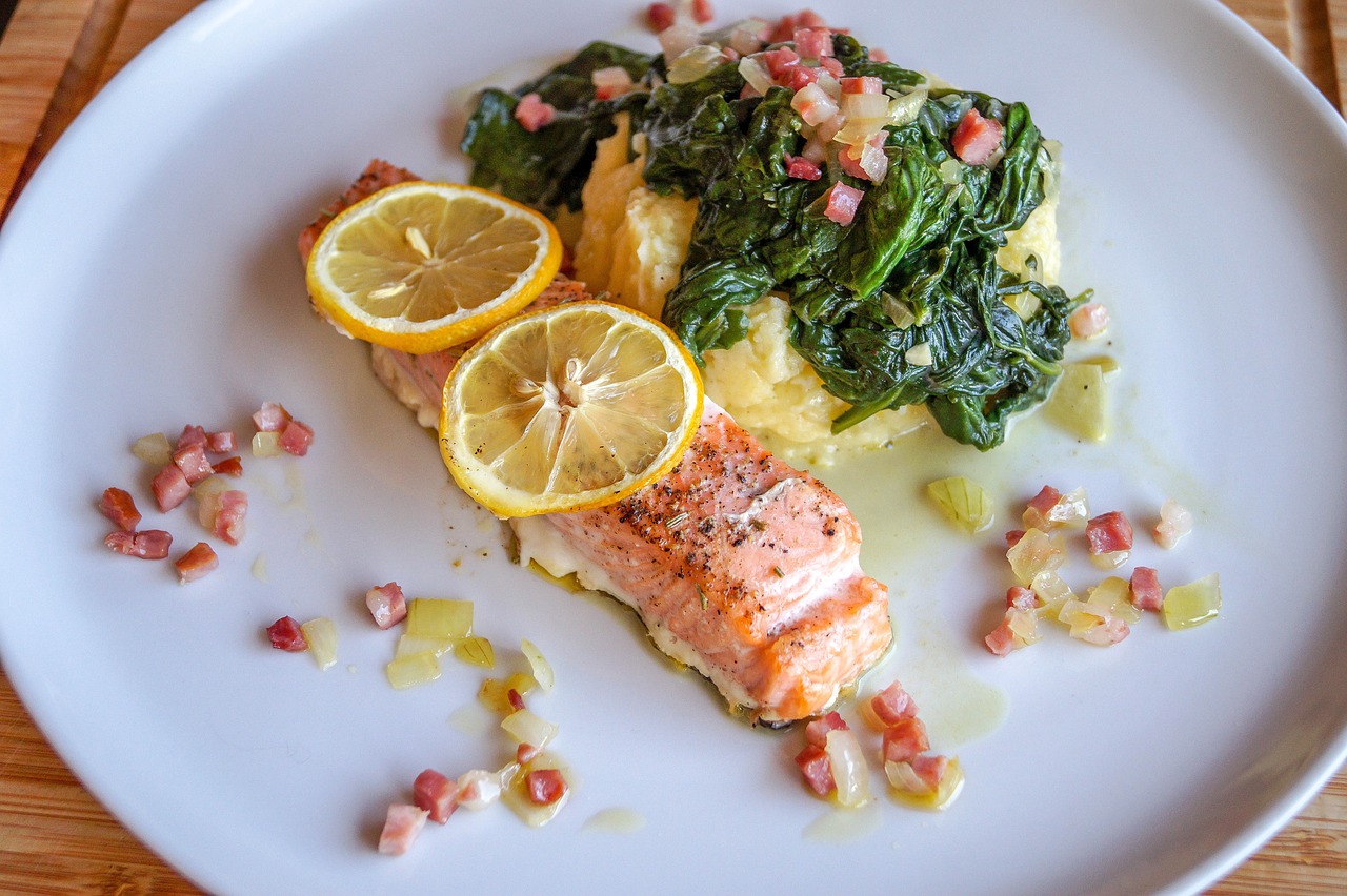 Salmon with Quinoa and Spinach (image credits: pixabay)