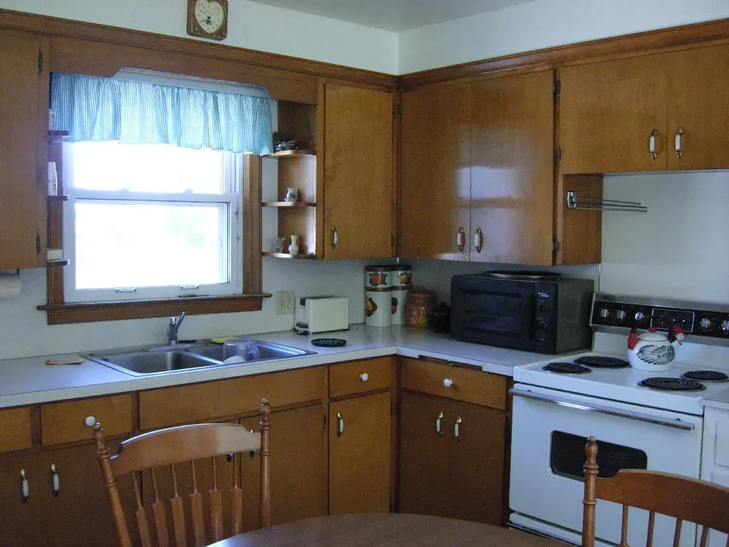 Overly Trendy Farmhouse Kitchens Are Aging Out (Image Credits: Flickr)