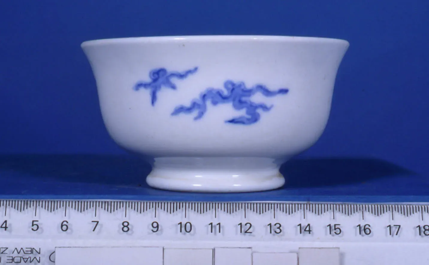 Spode Stafford White: Understated Elegance with Golden Accents (Image Credits: Wikimedia)