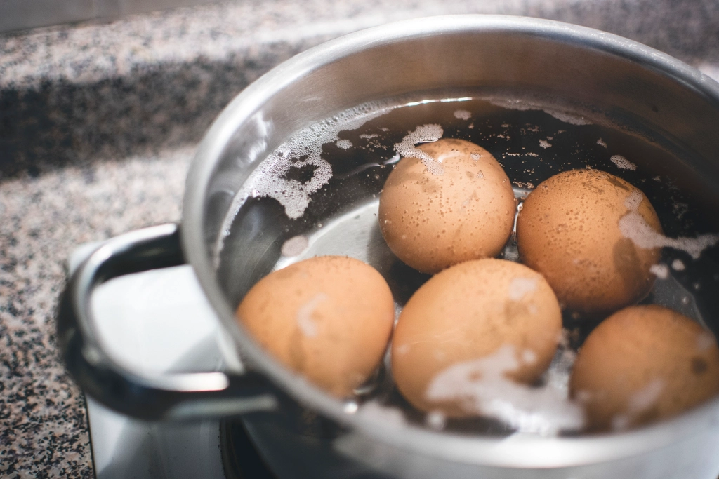 Using Vinegar or Baking Soda to Make Eggs Easier to Peel (image credits: rawpixel)