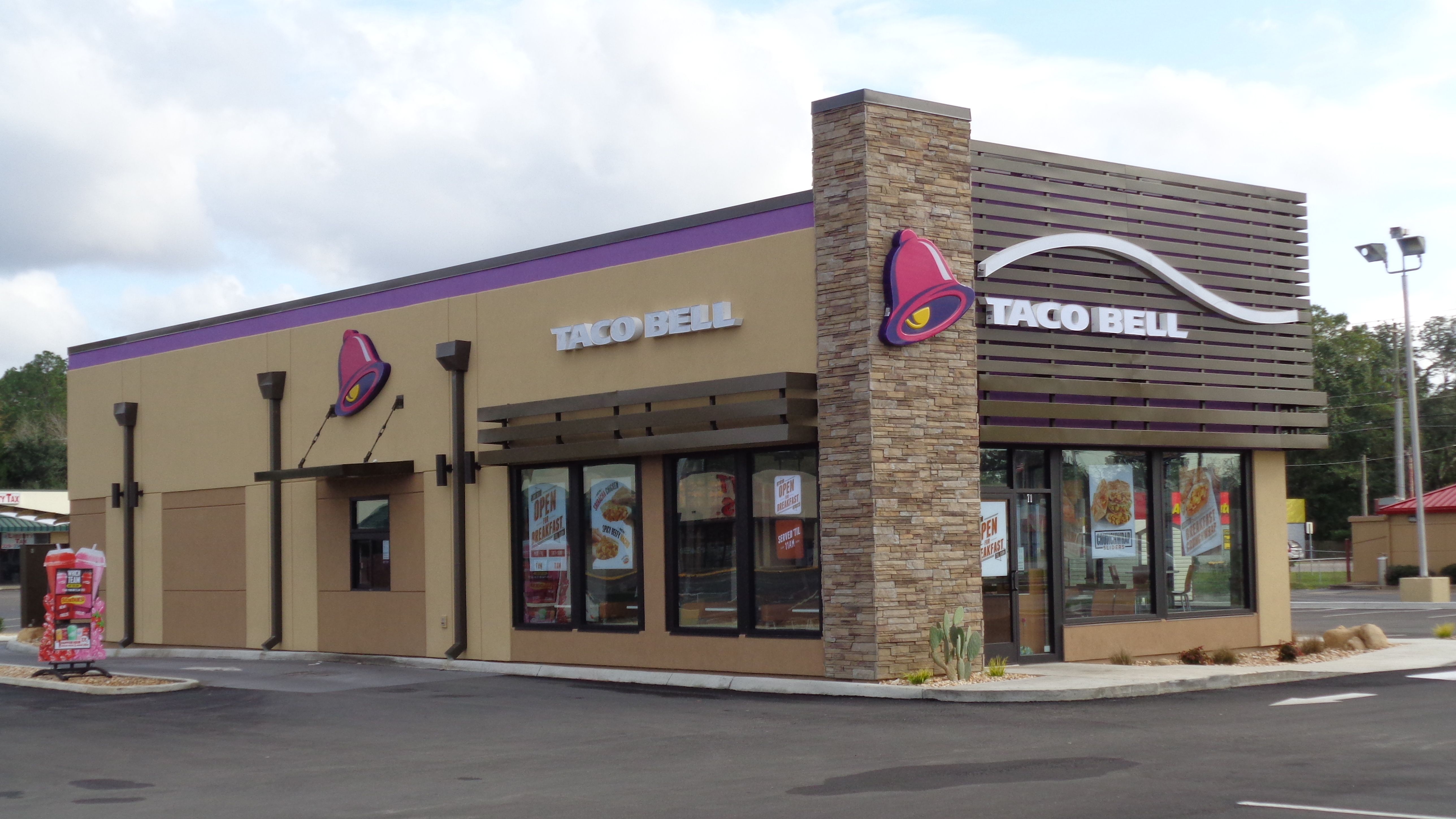 Taco Bell: The Taco Trendsetter (image credits: wikimedia)