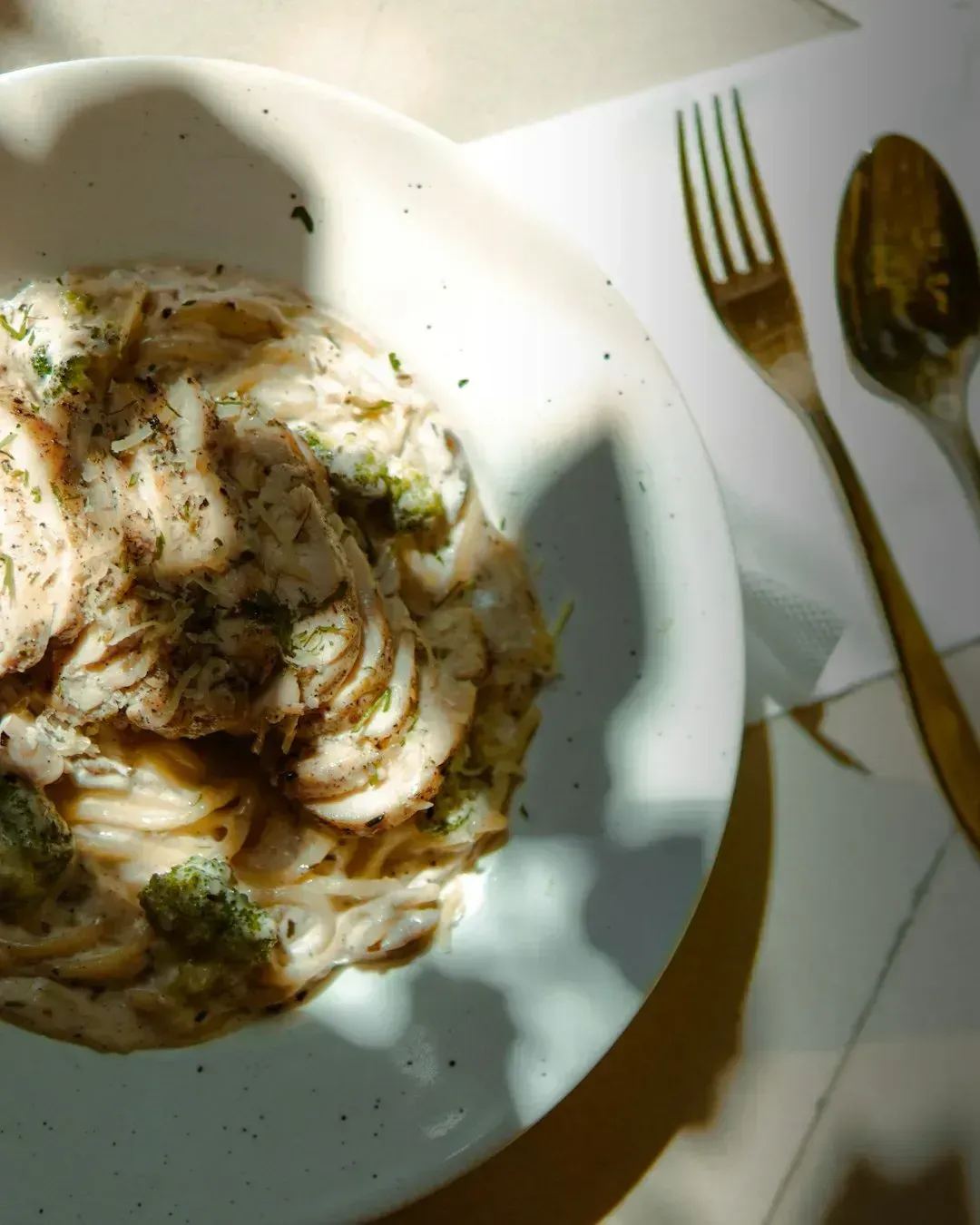 9. Creamy Garlic Chicken (Image Credits: Unsplash)