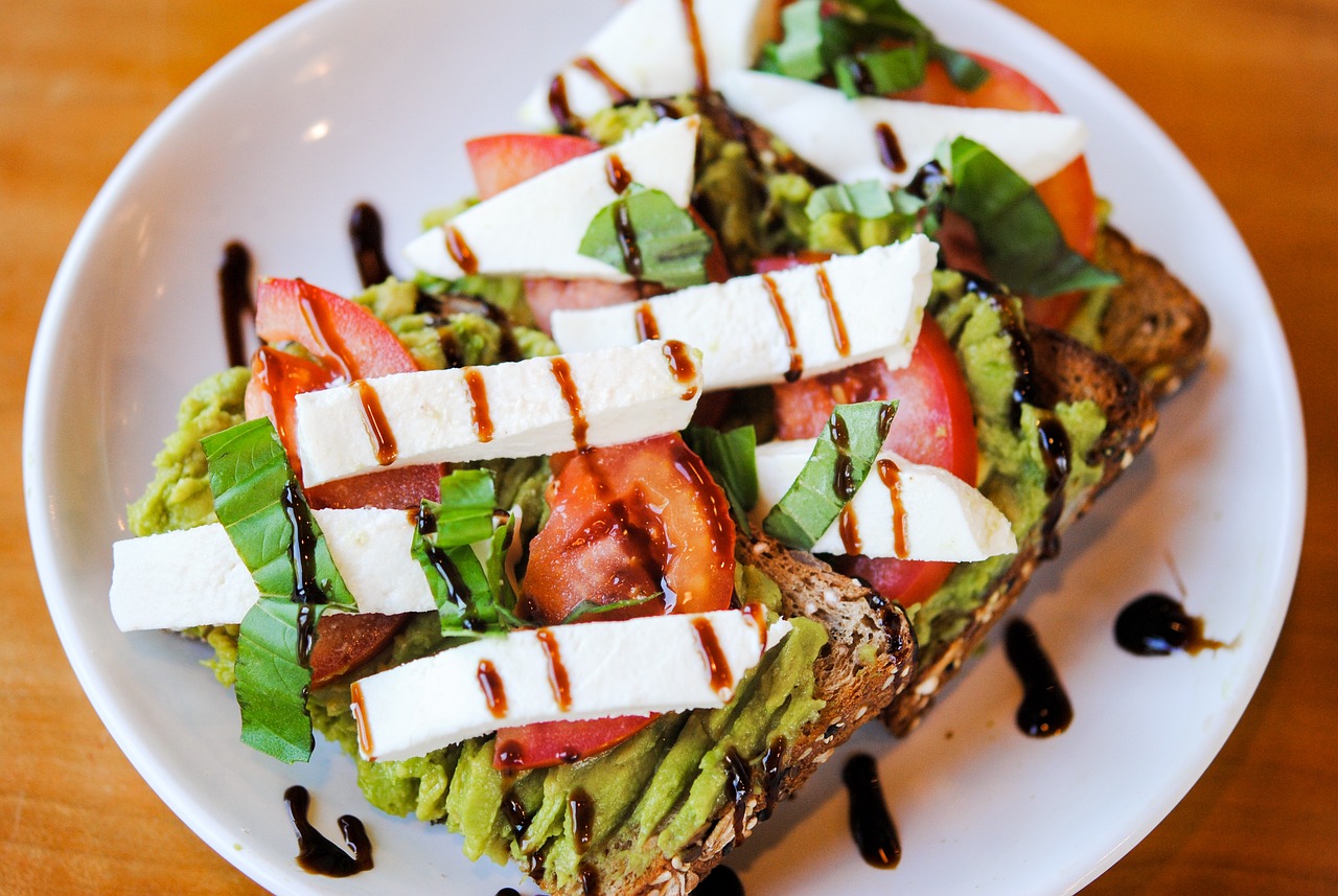 Rice Cakes with Avocado and Tomato (image credits: pixabay)