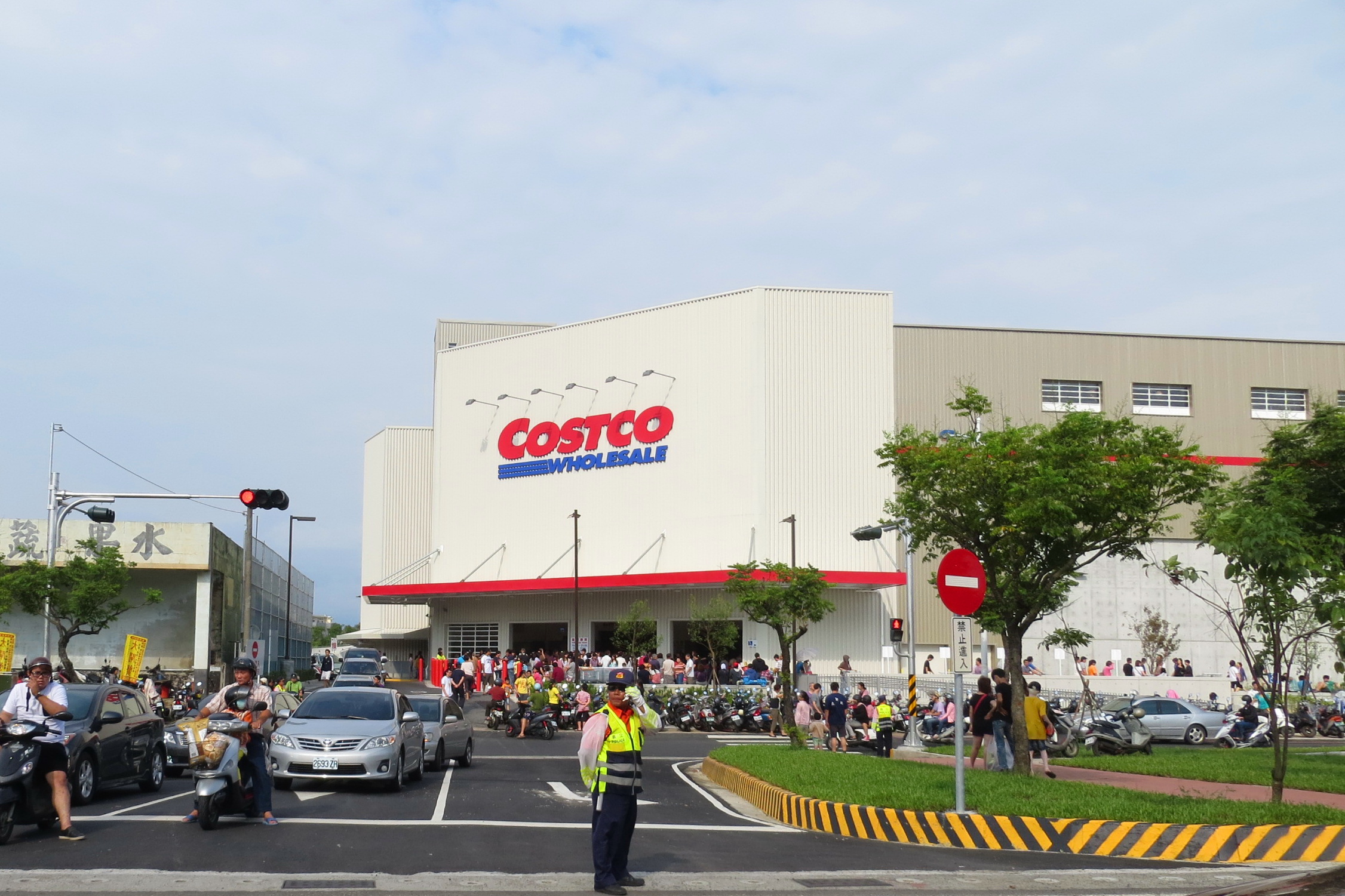 Costco's Bulk Empire Shows Some Cracks (image credits: wikimedia)