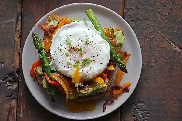 The Food: All Sizzle, Zero Steak (Image Credits: Flickr)